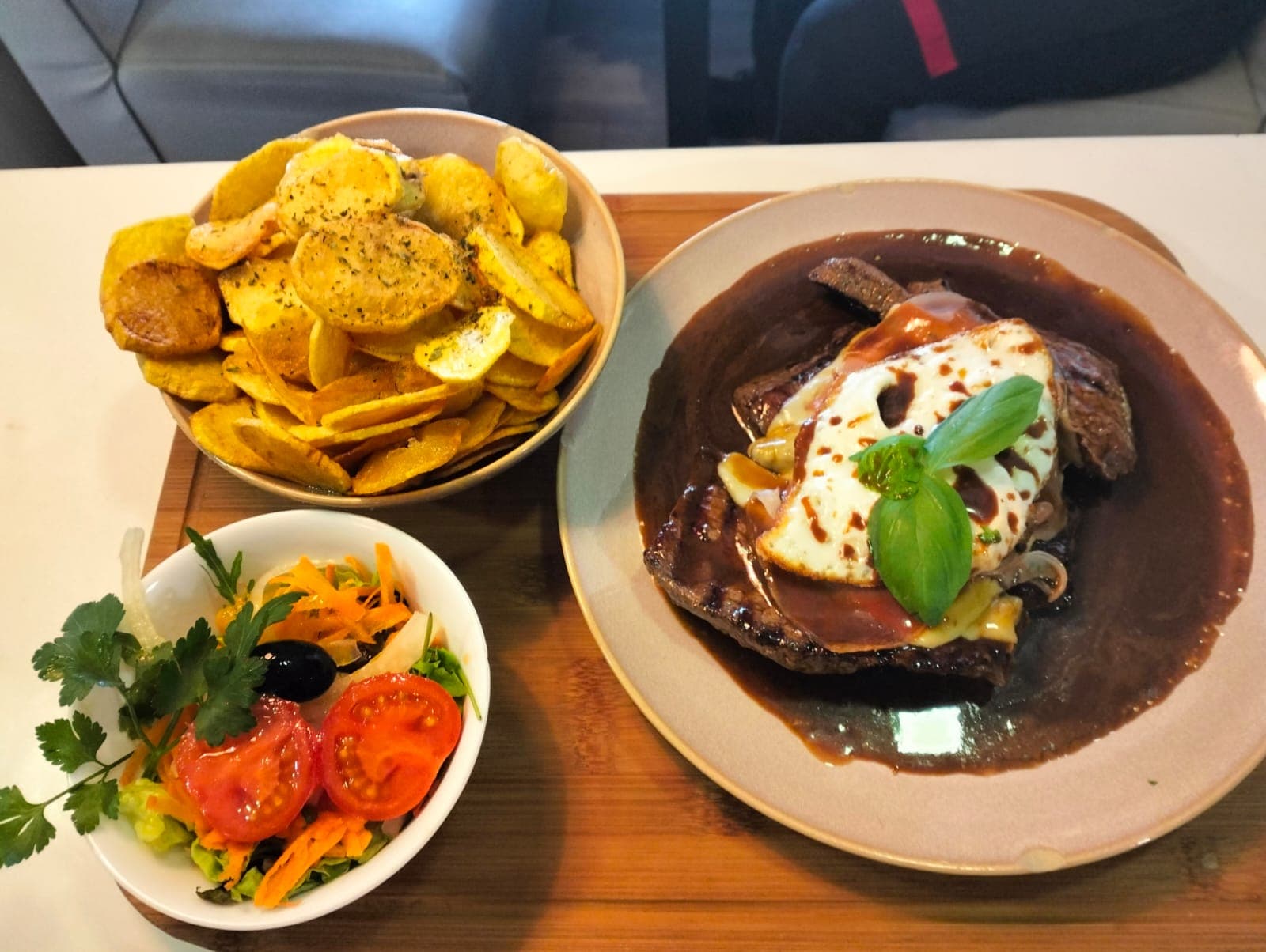 Bife especial com presunto, queijo e batata às rodelas