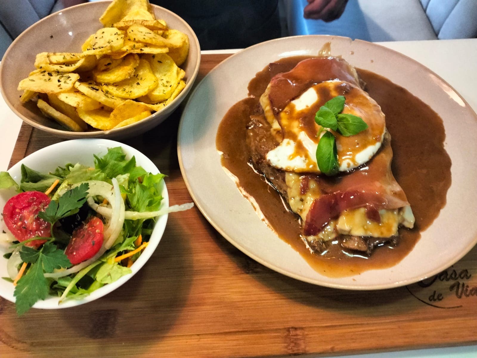 Bife à Casa de Viana com molho especial e batatas