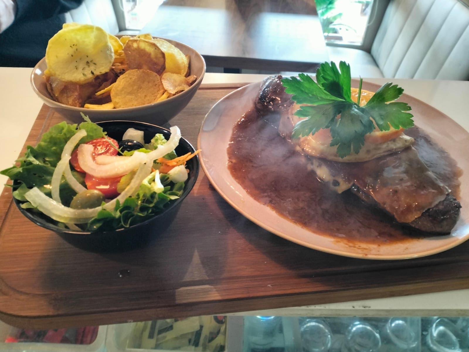 Bife na tábua fumegante com molho e queijo derretido