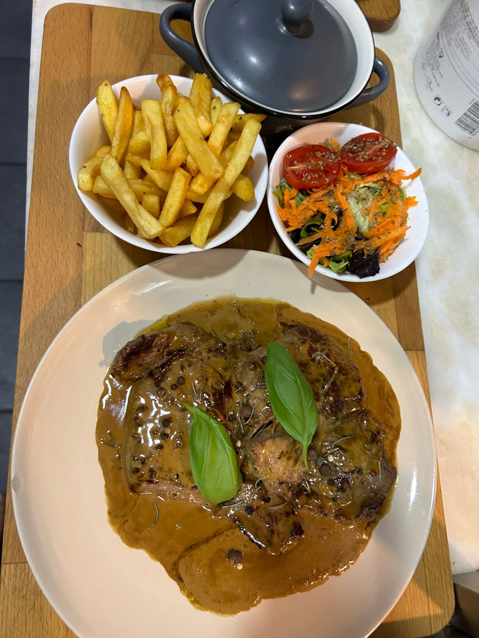 Bife alto com molho cremoso de pimenta e tachinho na tábua