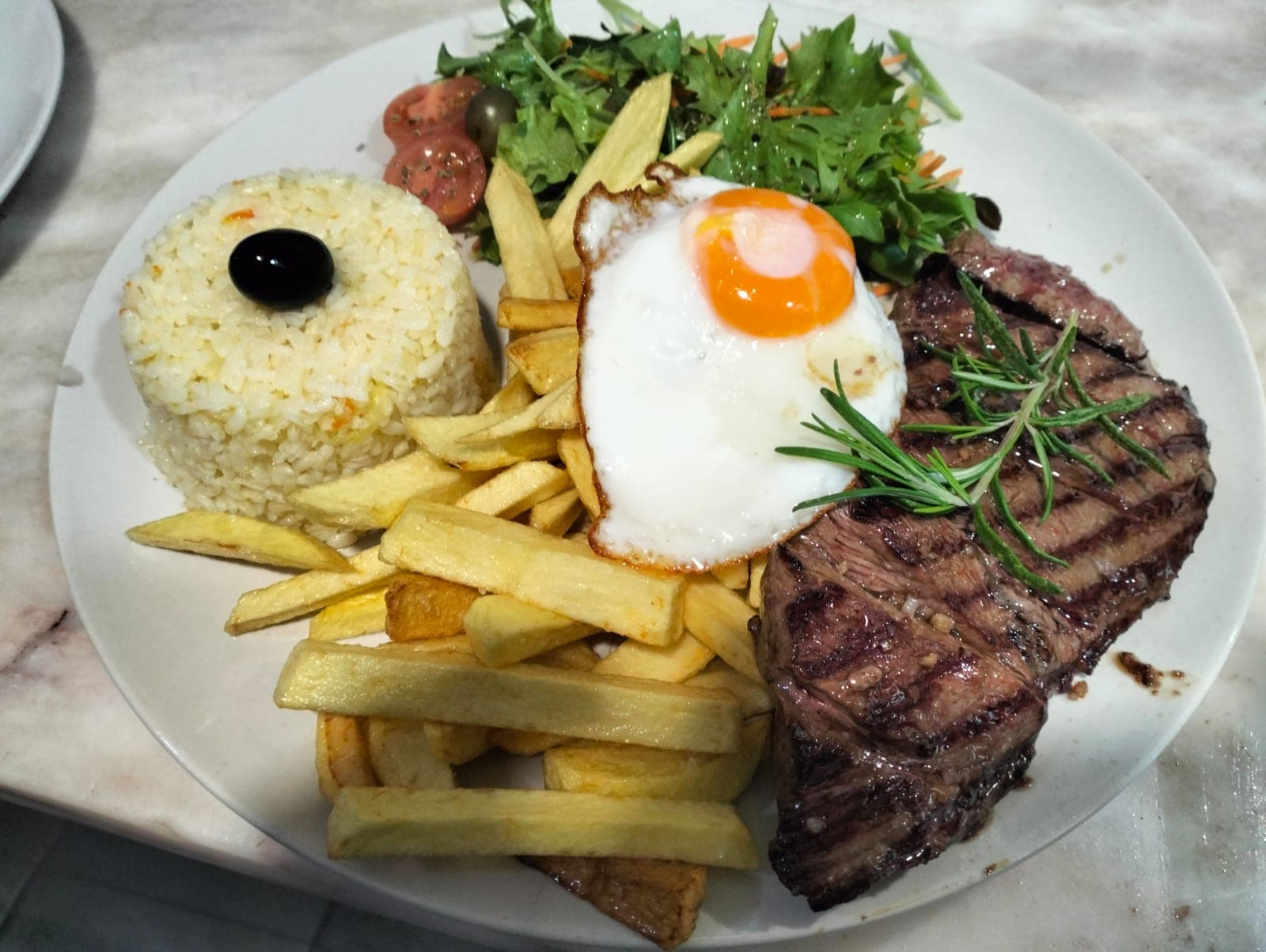 Bife da vazia grelhado com alecrim e ovo estrelado