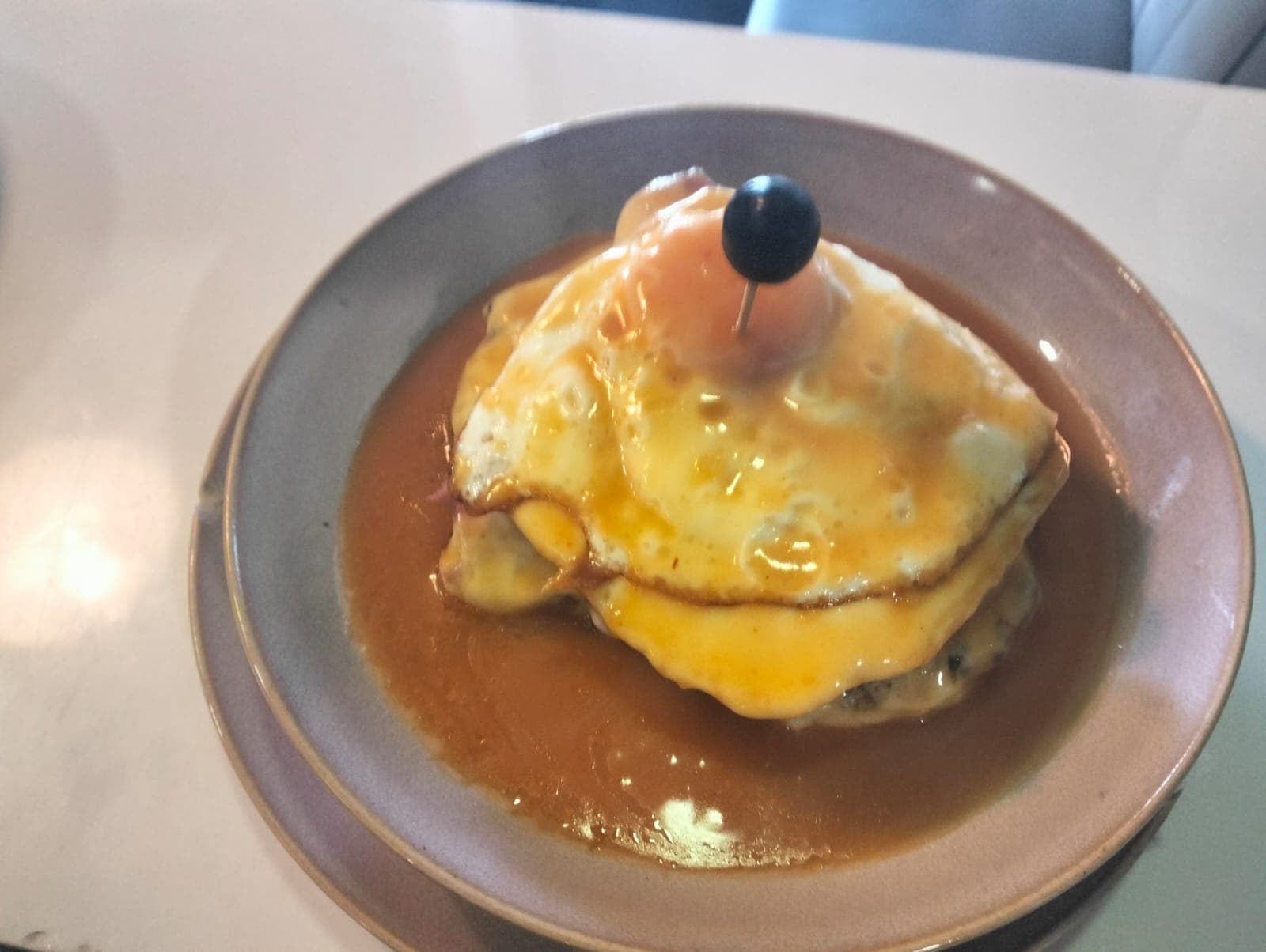 Francesinha especial com ovo e queijo fundido Casa de Viana
