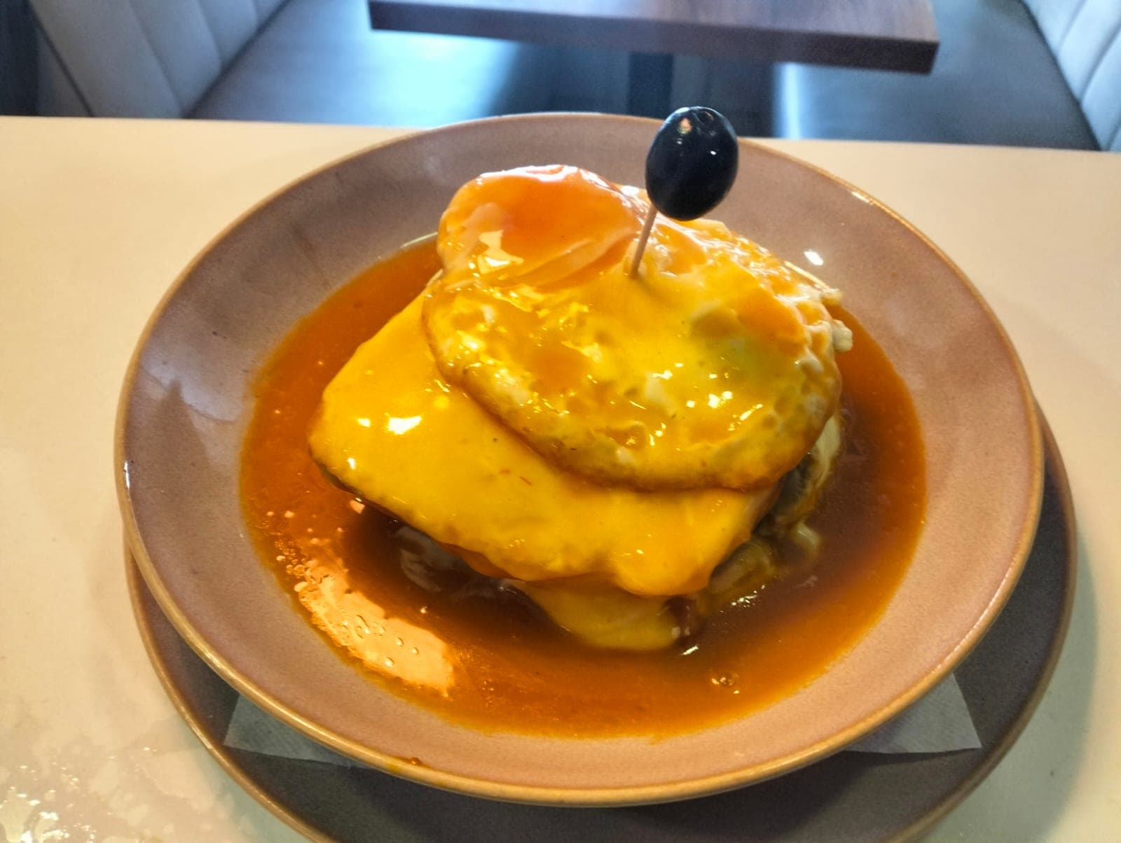 Francesinha com queijo derretido e molho especial