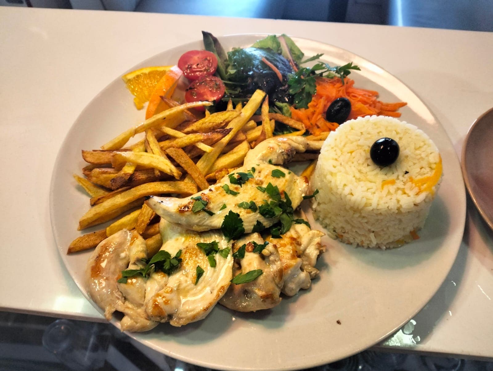 Peito de frango grelhado na brasa com arroz e salada