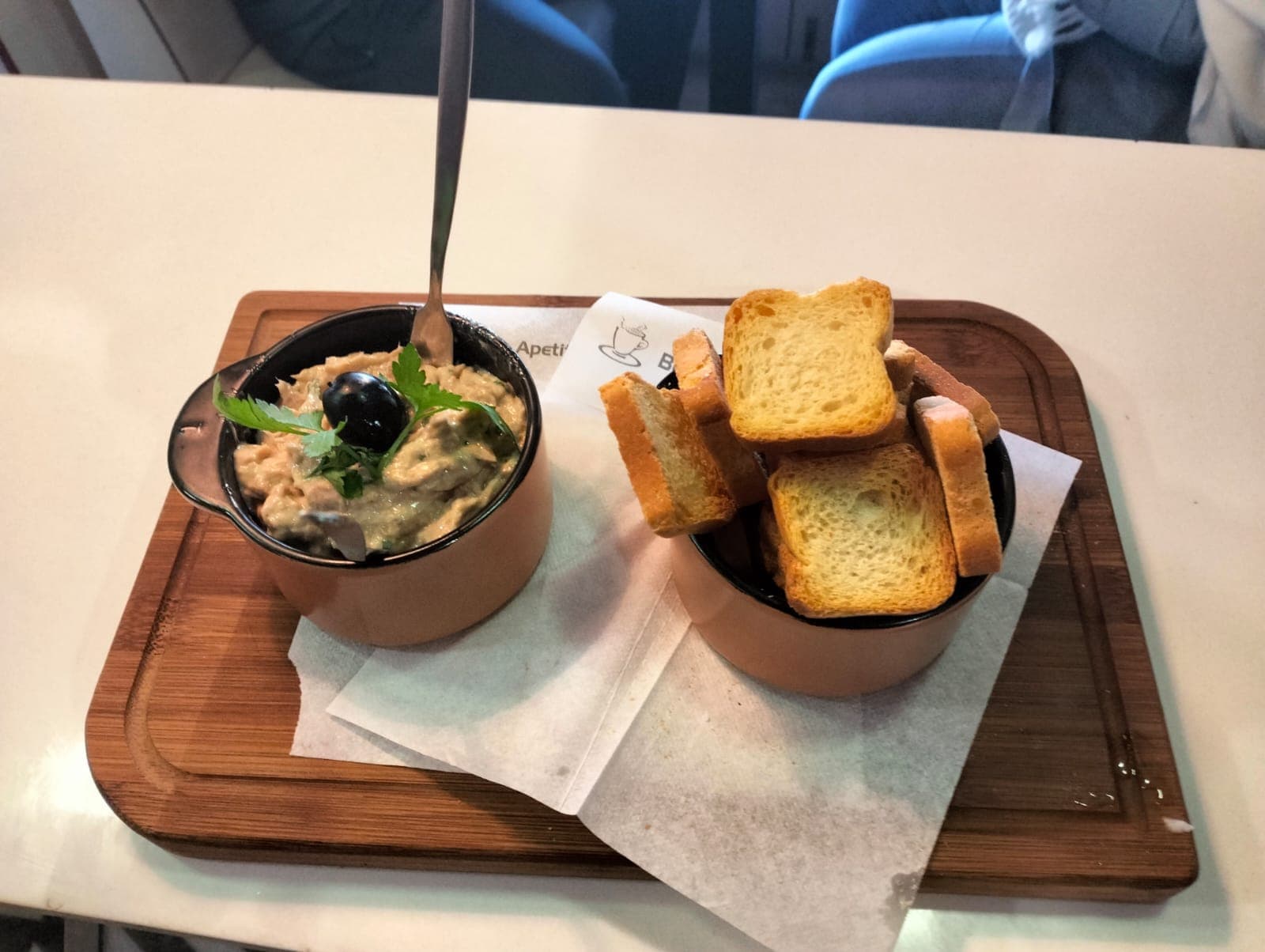Taça de pâté da casa com tostas artesanais na tábua
