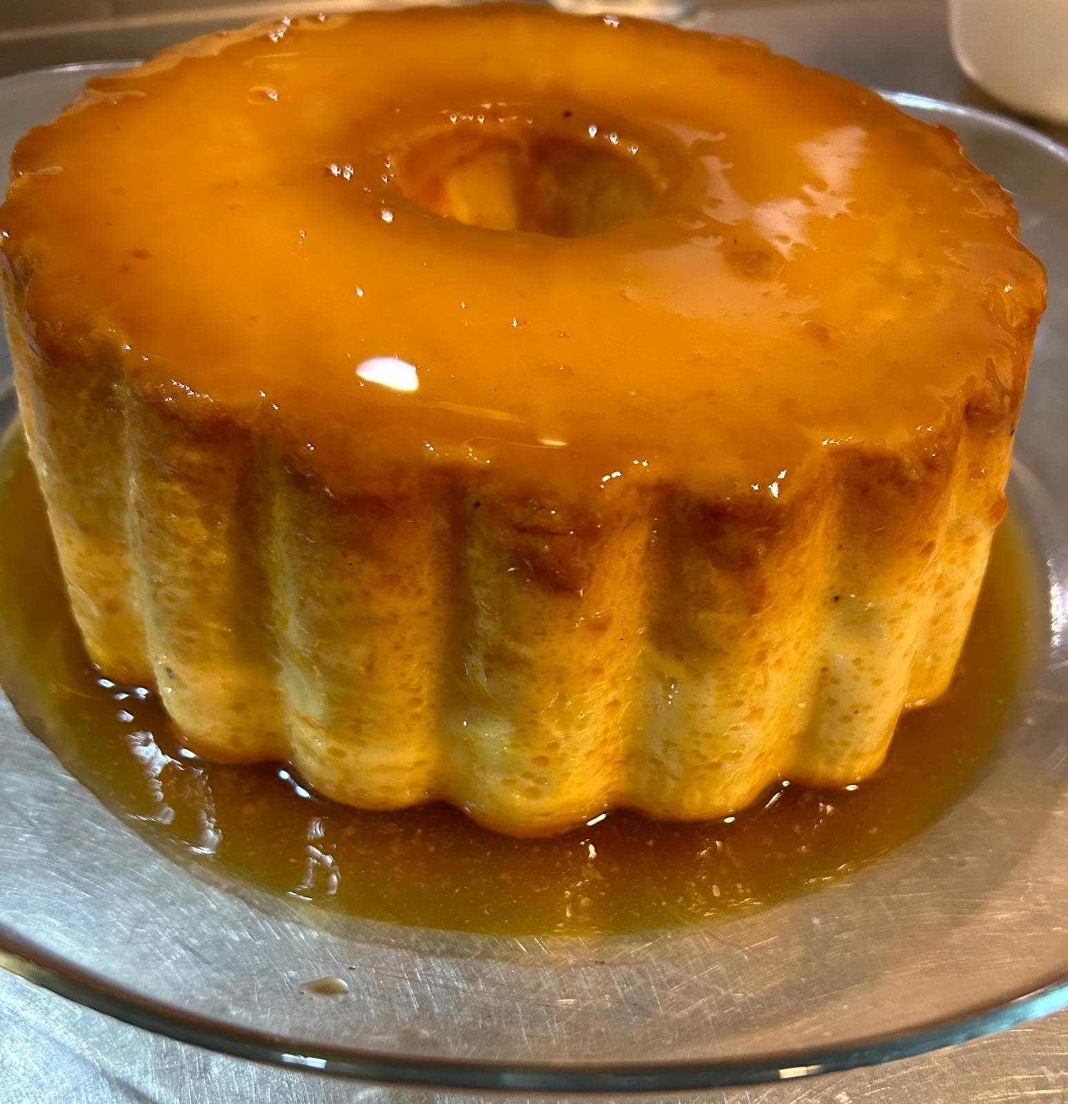 Pudim artesanal de ovos com calda de caramelo dourado