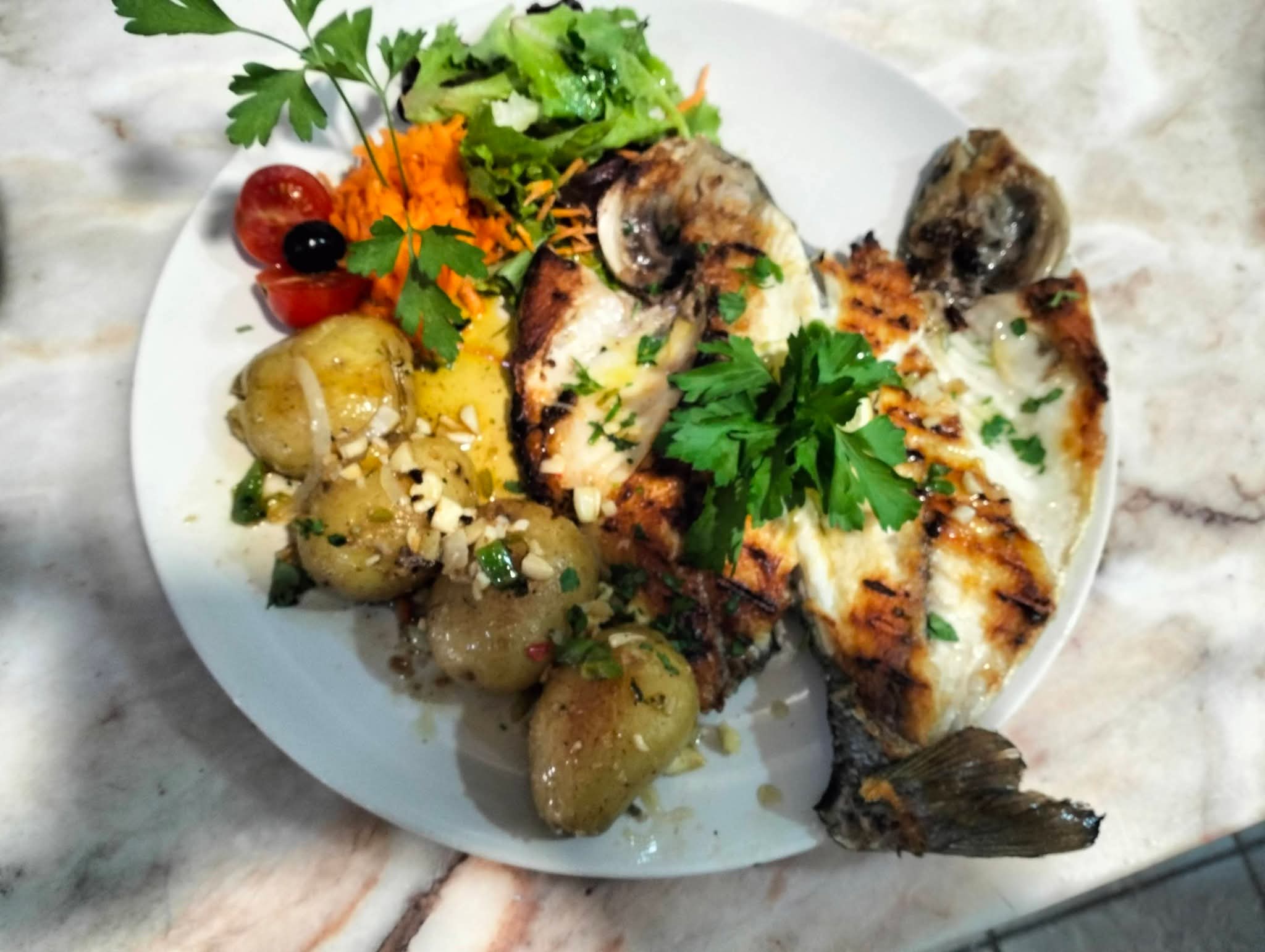 Peixe fresco escalado na brasa com batatas a murro